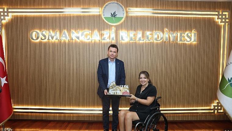 Osmangazi'nin Başarılı Pilotu Kupayı Başkan Aydın'la Paylaştı