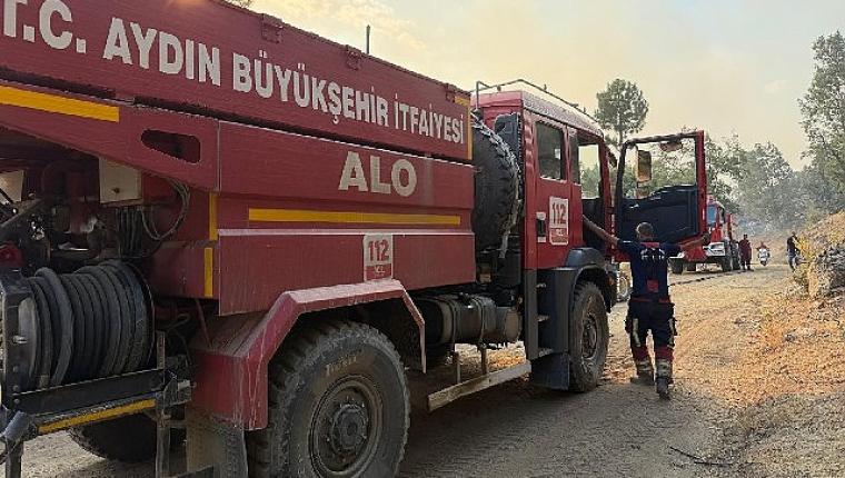 Aydın Büyükşehir Belediyesi Kuyucak'ta yangına müdahale ediyor