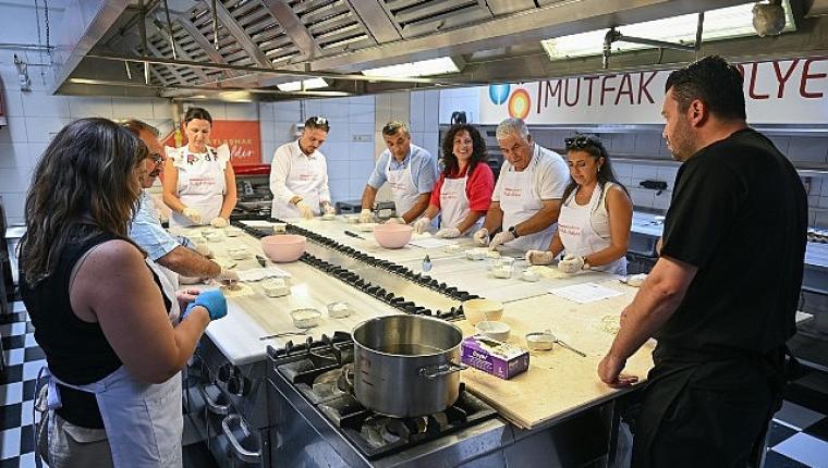 Bornovalı muhtarlardan yoğun mesaiye 'Makarna' molası