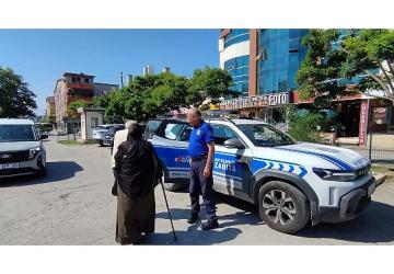 Büyükşehir Zabıtası yaşlı çifti yolda bırakmadı