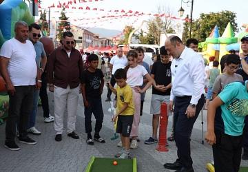 Geyve'de Medeniyetler Buluştu: Çocuk ve Halk Oyunları Şenliği Renkli Görüntülere Sahne Oldu