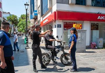 Karşıyaka Çarşısı'nda araç denetimleri sürüyor