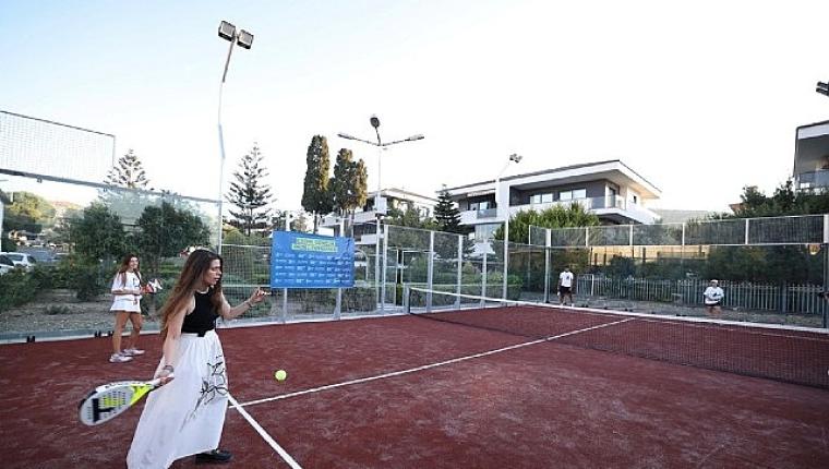 Çeşme'de spora yeni yatırım: 16 Eylül Kurtuluş Parkı'na padel kortu kazandırıldı