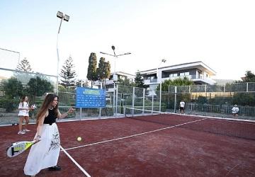 Çeşme'de spora yeni yatırım: 16 Eylül Kurtuluş Parkı'na padel kortu kazandırıldı