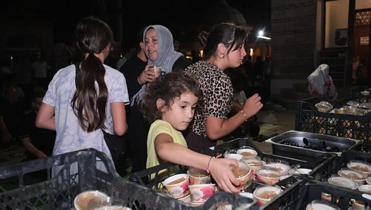 İnegöl Belediyesi'nin Helva Geleneği Mevlid Kandilinde De Devam Etti