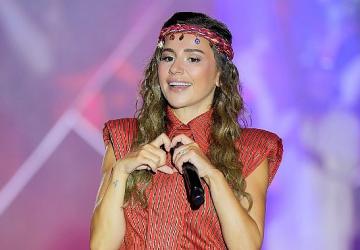 Merve Özbey 52. Uluslararası Arhavi Festivali'nde Sahne Aldı
