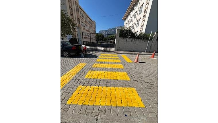 Kemer'de okul önlerindeki yaya geçitleri boyanıyor