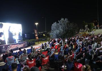 Küçükçekmece'de Açık Hava Sinema Günleri "Neşeli Günler" ile Başladı