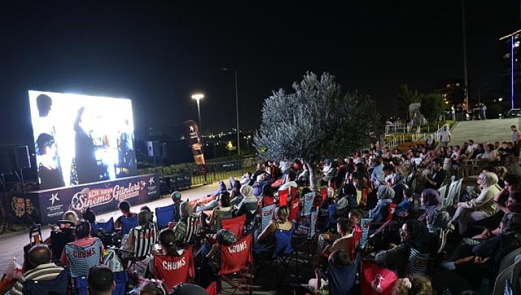 Küçükçekmece'de Açık Hava Sinema Günleri "Neşeli Günler" ile Başladı