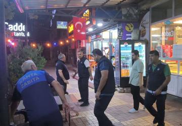 Kahta’da zabıtadan gece denetimi: Kaldırım ve yolları işgal eden aparatlar toplandı