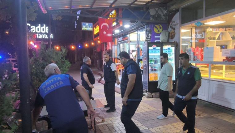 Kahta’da zabıtadan gece denetimi: Kaldırım ve yolları işgal eden aparatlar toplandı