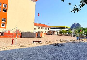 Kuzdere Hacı Mehmet Saygın Ortaokulu bahçesinde düzenleme çalışmaları