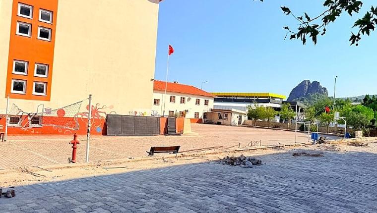 Kuzdere Hacı Mehmet Saygın Ortaokulu bahçesinde düzenleme çalışmaları