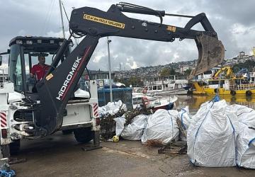 İzmit Körfezi'nde yağış sonrası temizlik mesaisi