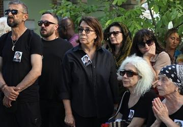 Şehir Tiyatroları sanatçıları Eftal Gülbudak'ı son yolculuğuna Balıkesir'de uğurladılar