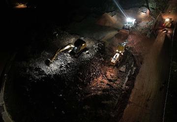 Büyükşehir ekipleri gece gündüz sahada; Başiskele'de selin izleri siliniyor