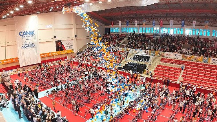 Canik'te Tüm Çocuklar Hediyelerine Kavuştu
