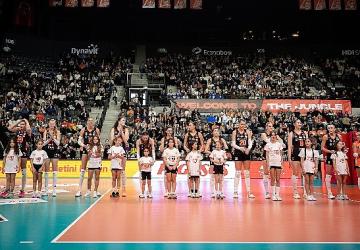 Eczacıbaşı Peron İstanbul, VakıfBank'ı konuk etti