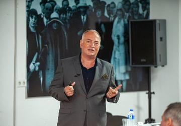 'İzmir Baba' Karşıyaka'da özlemle anıldı