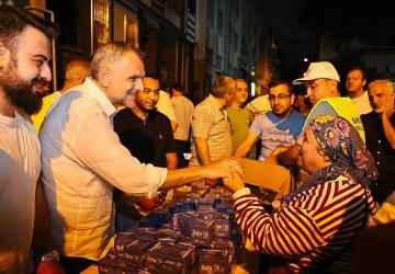 Başkan Vekili Akın'dan kandil simidi ikramı