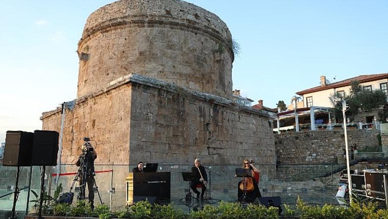Hıdırlık Kulesi'nde Akdeniz manzarasına müzik eşlik etti