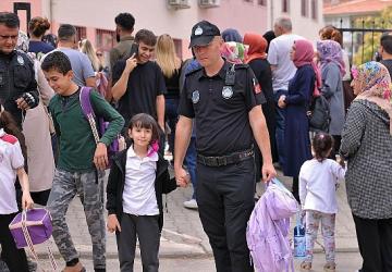 Keçiören'de Zabıta Ekipleri Öğrencilerin Güvenliği İçin Sahada