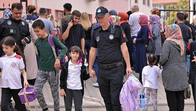 Keçiören'de Zabıta Ekipleri Öğrencilerin Güvenliği İçin Sahada
