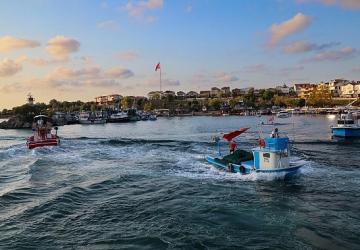 Balıkçının umudu denizde, Büyükşehir yanında