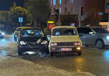 Kahta’da iki otomobil kavşakta çarpıştı: 1 yaralı