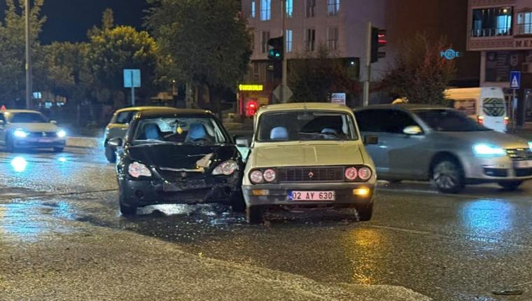Kahta’da iki otomobil kavşakta çarpıştı: 1 yaralı