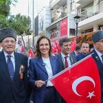 Karşıyaka'da gazilere saygı yürüyüşü