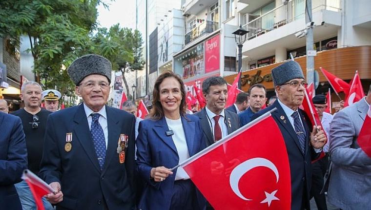 Karşıyaka'da gazilere saygı yürüyüşü