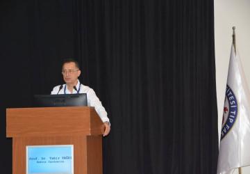 Prof. Dr. Tahir Yağdı, tıp fakültesi öğrencilerine hekimliğin yol haritasını anlattı
