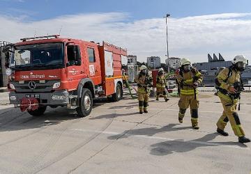 İzmir'in yeni itfaiyecileri alevlerin arasında göreve hazırlanıyor