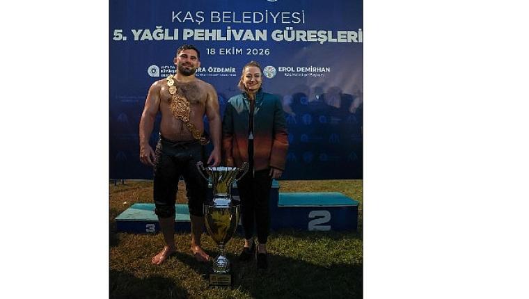 Başkan Vekili Büşra Özdemir kadın muhtarlarla güreşleri izledi