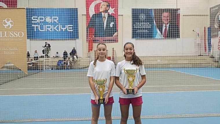 Osmangazi Belediyespor'dan Kortta Çifte Gurur
