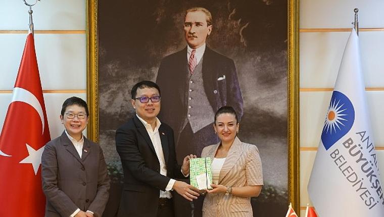 Singapur Cumhuriyeti Büyükelçisi Kok Li Peng'den Özdemir'e ziyaret