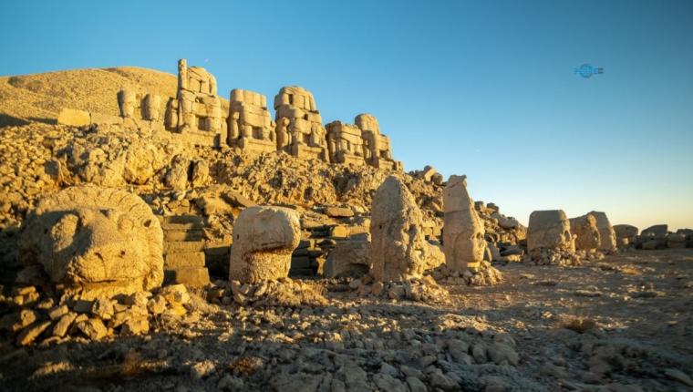 Nemrut Dağı’nda altın ışığın taşlarla buluştuğu eşsiz manzara ziyaretçilerini bekliyor