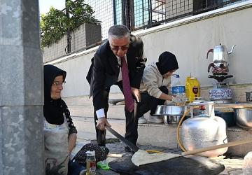Başkan Topaloğlu'ndan pazar esnafına ziyaret