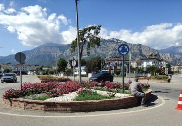 Kemer'de yeşil alanlarda bakım çalışmaları