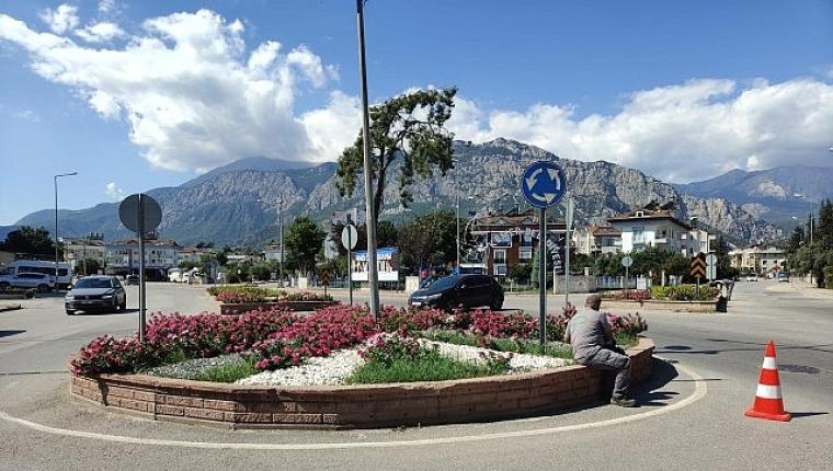 Kemer'de yeşil alanlarda bakım çalışmaları