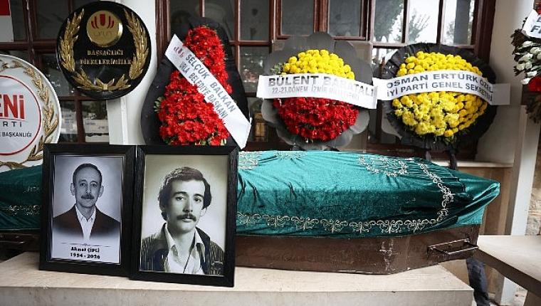 Gazeteci Ahmet Çipli, Urla'da son yolculuğuna uğurlandı