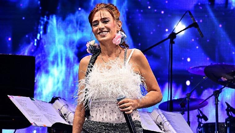 Yıldız Tilbe, Kıbrıs'ta 2 bin davetliye unutulmaz bir gece yaşattı!