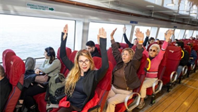 İzmir'de vapur yolcuları güne sporla başlıyor