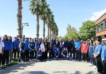 Başkan Büyükakın başarılı sporcularla buluştu