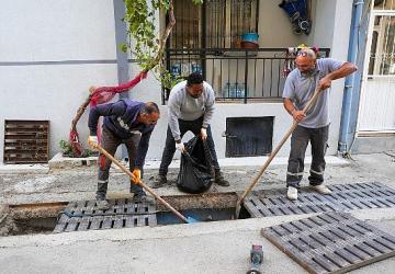 Gaziemir'de kışa hazırlık: Yağmur suyu kanalları temizleniyor