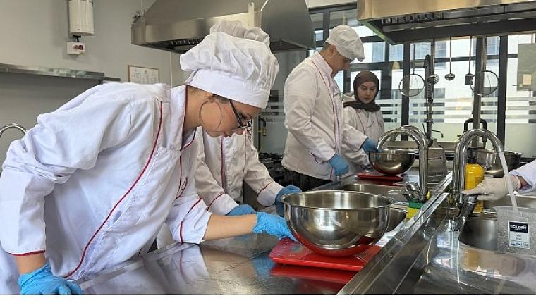 Gebze Beyaz Kalpler donanımlı gençler yetiştiriyor