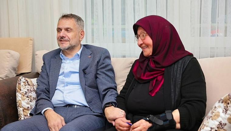 Başkan Vekili Akın'dan yaşlılara büyük vefa