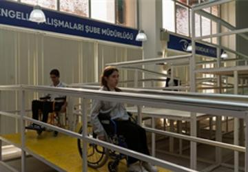 İzmir'de empati parkuru: Engelleri deneyimleyerek fark ediyorlar