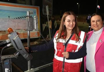 Başkan Vekili Büşra Özdemir'den gece mesaisindeki asfalt ekiplerine ziyaret